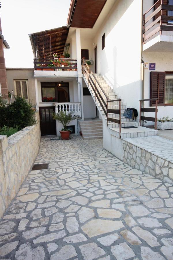 Apartment Vrbnik 5301B Екстериор снимка