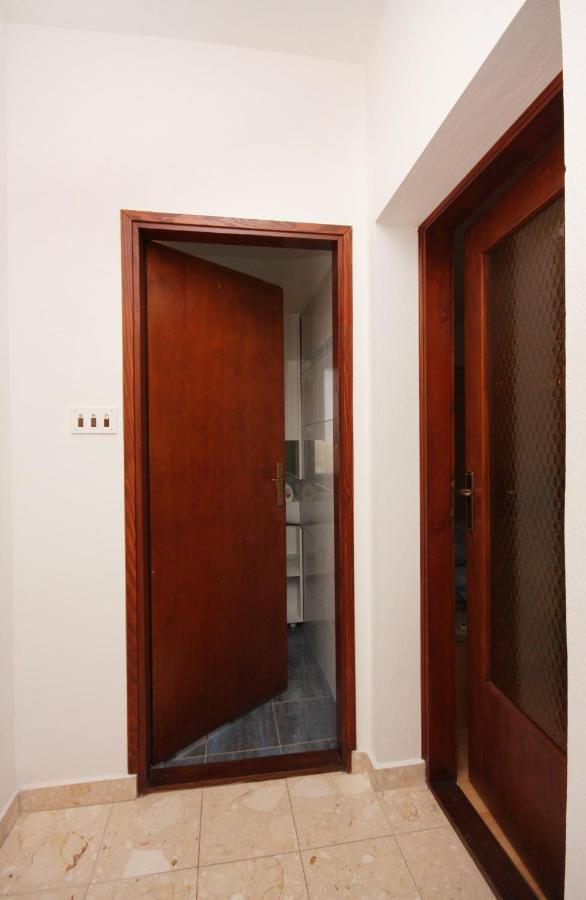 Apartment Vrbnik 5301B Екстериор снимка
