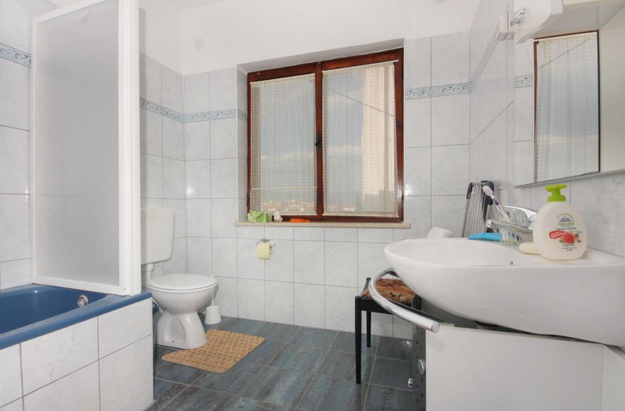 Apartment Vrbnik 5301B Екстериор снимка